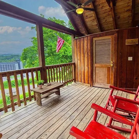 Cozy Studio Log Cabin In The Heart Of Pigeon Forge. Hot Tub. Honeymoon! Sleeps 2